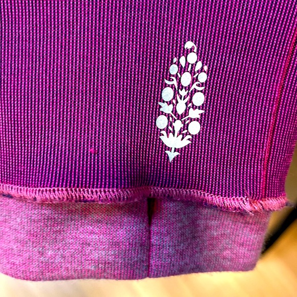 Free people pink sweatshirt with back ruffle thumb holes - Picture 3 of 5